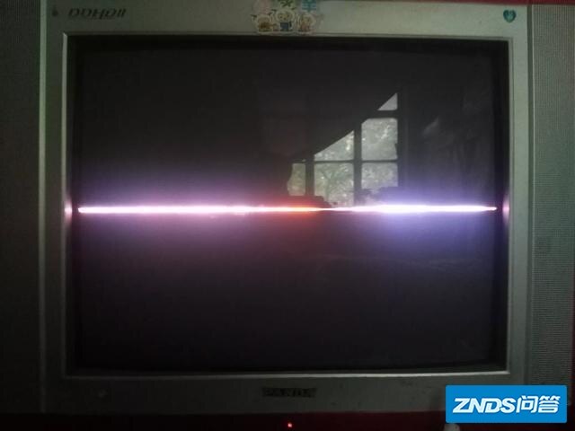 这个问题我来回答,电视机出现一条红线,说明是场扫描电路出了故障,估计场扫描集成块坏的概率最大。 这种故障只有专业维修人员才能开盖修理,一般人办不了。但可以肯定的是修好的可能性很大,也可能不用换场块就能修好,只要将场块各脚逐一焊接一遍,有时故障就排除了。 出现这种故障的原因很多,例如场输出电容坏了,就出现一条直线;场偏转线圈坏了或断线都会出现一条亮线。场块各脚虚焊可能性较大,只要逐一焊好就可以了。如果场块坏了,只有专业维修人员才能进行修理。 以上是我修理电视机时维修经验,希望对您有所帮助。