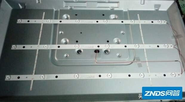 55寸电视机一闪一闪，师傅说主板损坏灯管损坏，维修费300贵吗？
