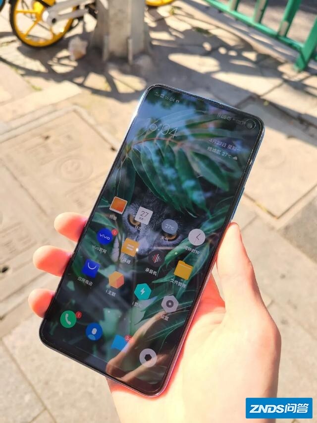 手机用什么屏能在太阳下看的清楚？