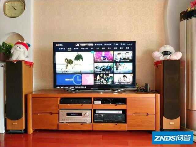 65寸的智能电视机是挂在墙上好或是放在电视机柜上好？