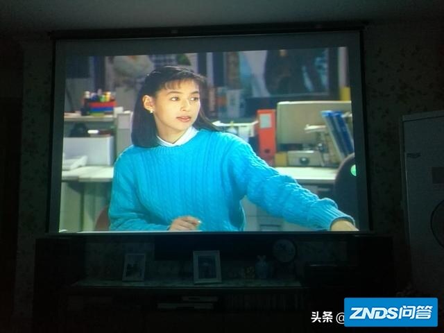 在家装个家用投影仪再加些什么可以达到影片院的效果？
