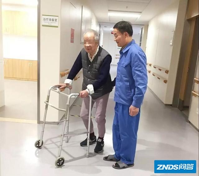 腰间盘突出患者双腿无力，下半身全麻，脚掌、脚趾都麻，麻痹感觉如何消除？有哪些需要注意的？
