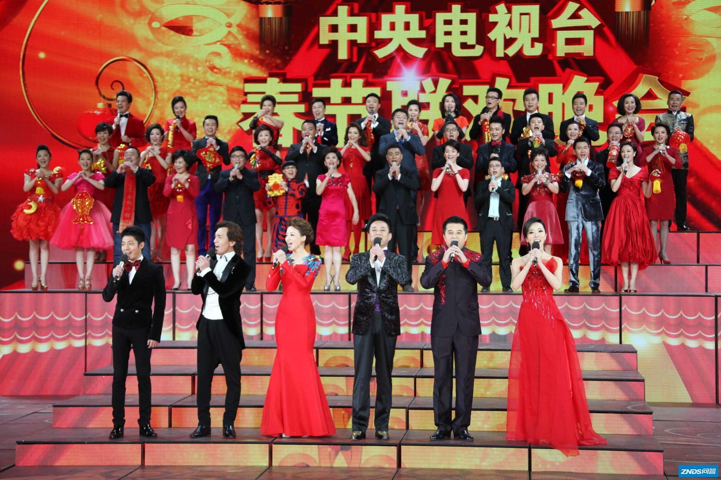 春晚有的演员为啥能够在几个不同的电视机台出现？