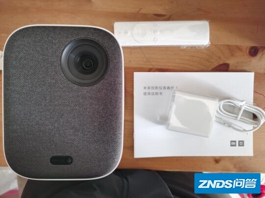 想买一款省事携带的家用投影仪，看影片求推荐？