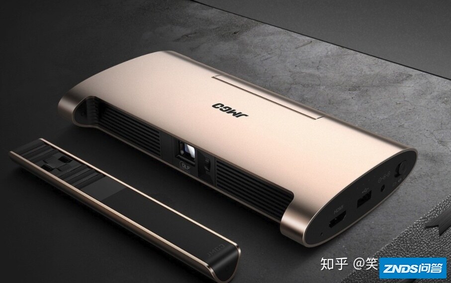 请问家用投影仪坚果m6好或是极米z4x好？