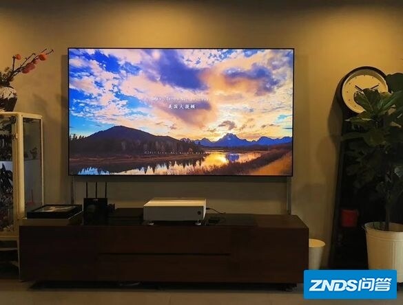 大客厅下，激光电视机和智能电视机哪个更好？