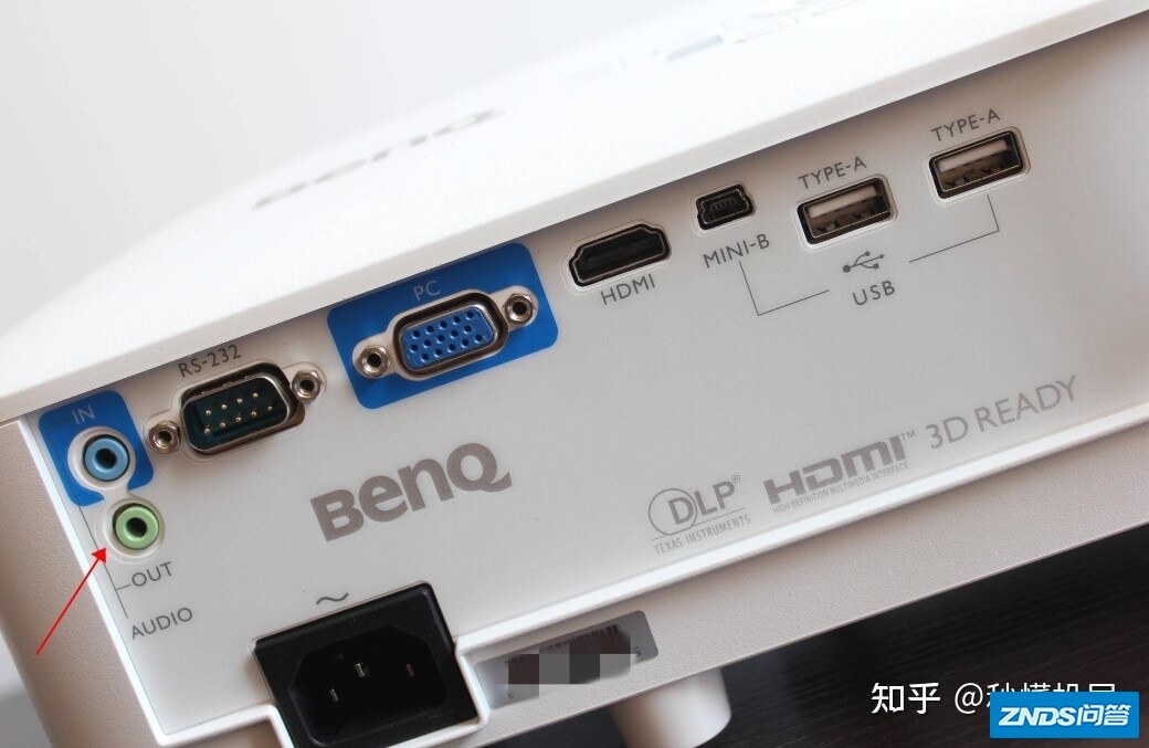 我这个家用投影仪如何输出声音到音响呢，接那个接口呢？