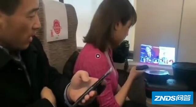 女子高铁上用微果家用投影仪看影片被喷，然而它完全可以这样用
