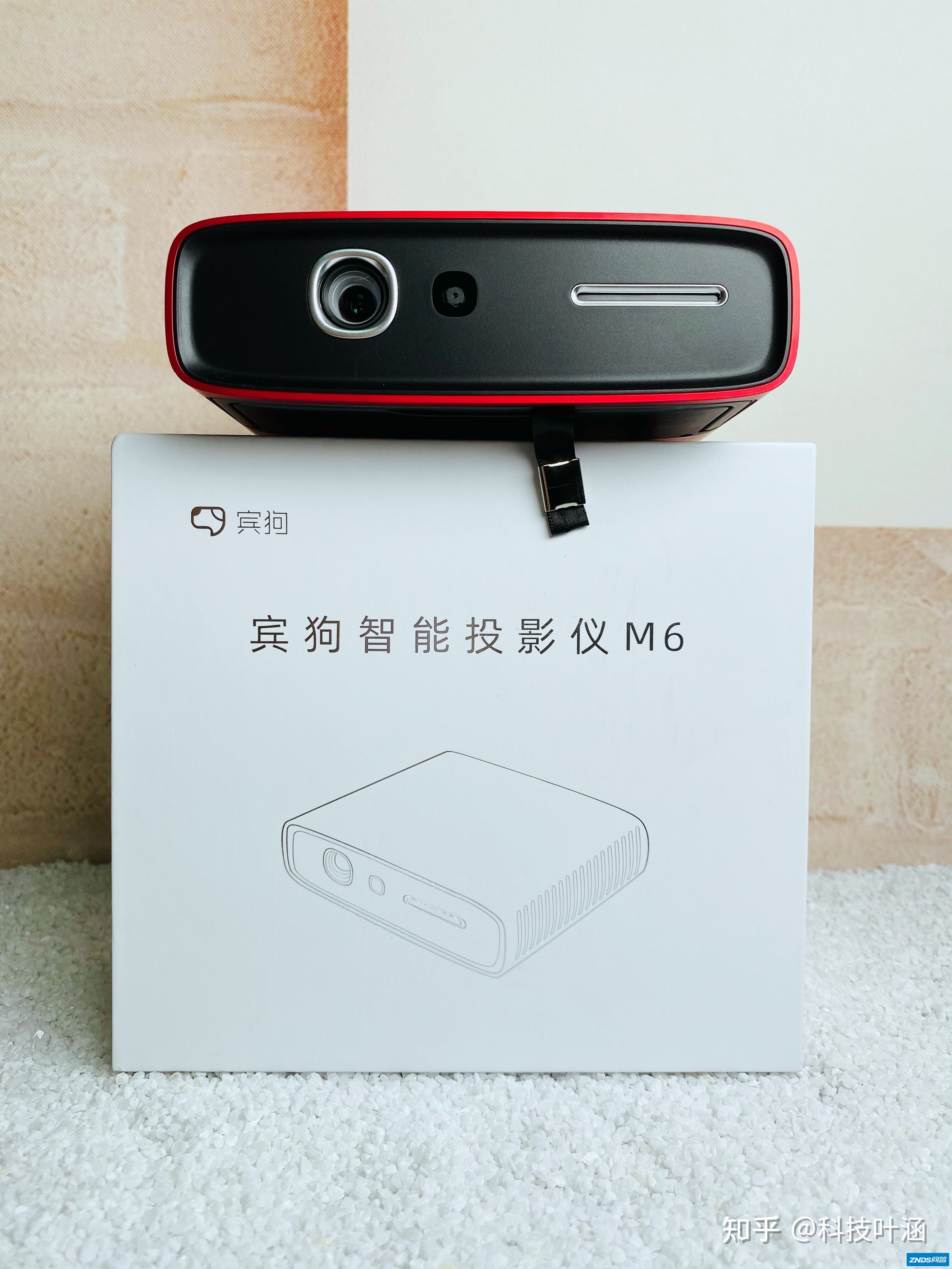 家用投影仪那个强？不如来看看白天晚上都能清晰煲剧的宾狗 M6 家用投影仪