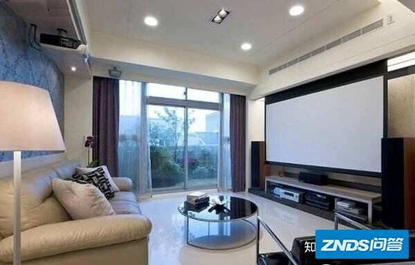客厅选智能电视机或是智能家用投影仪？家用投影牌子选哪个？