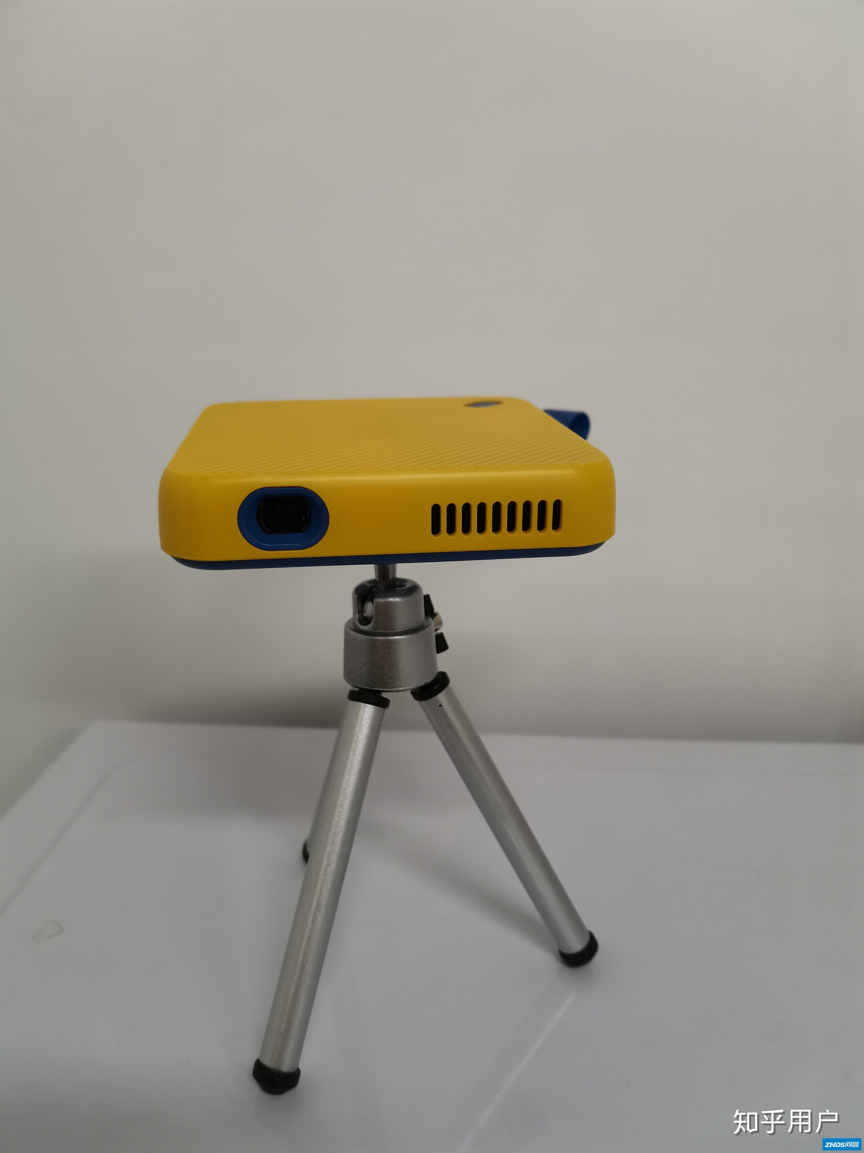 小火家用投影R5mini 适用于学生宿舍吗?
