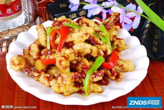 7,快速推入肉条,笋条,胡萝卜条,推匀至酱汁裹满肉条即可.