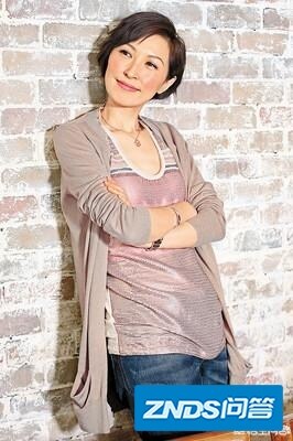 郭蔼明是如何在港剧《孽吻》中一人分饰二角色蒋荞和蒋莹的?