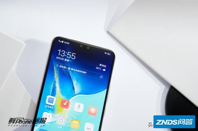 给老妈买在vivos7和realmex7pro两个里如何选？