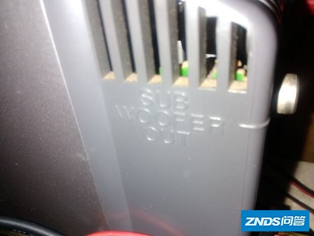 jvc ux-1000型音响主机后面如何接 低音炮 那个插孔是指什么的?