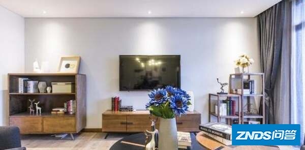 65寸的智能电视是挂在墙上好或是放在电视柜上好?