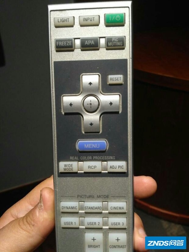 有谁知道索尼家用投影机遥控器的中文版。帮忙翻译出来谢谢