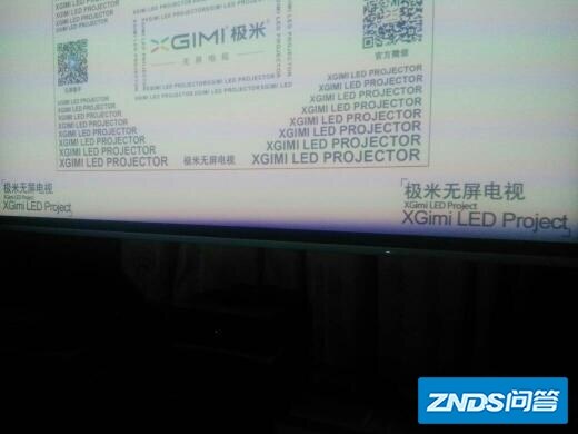 我的极米H1家用投影机屏幕下面有蓝色阴影到底是如何回事呀?
