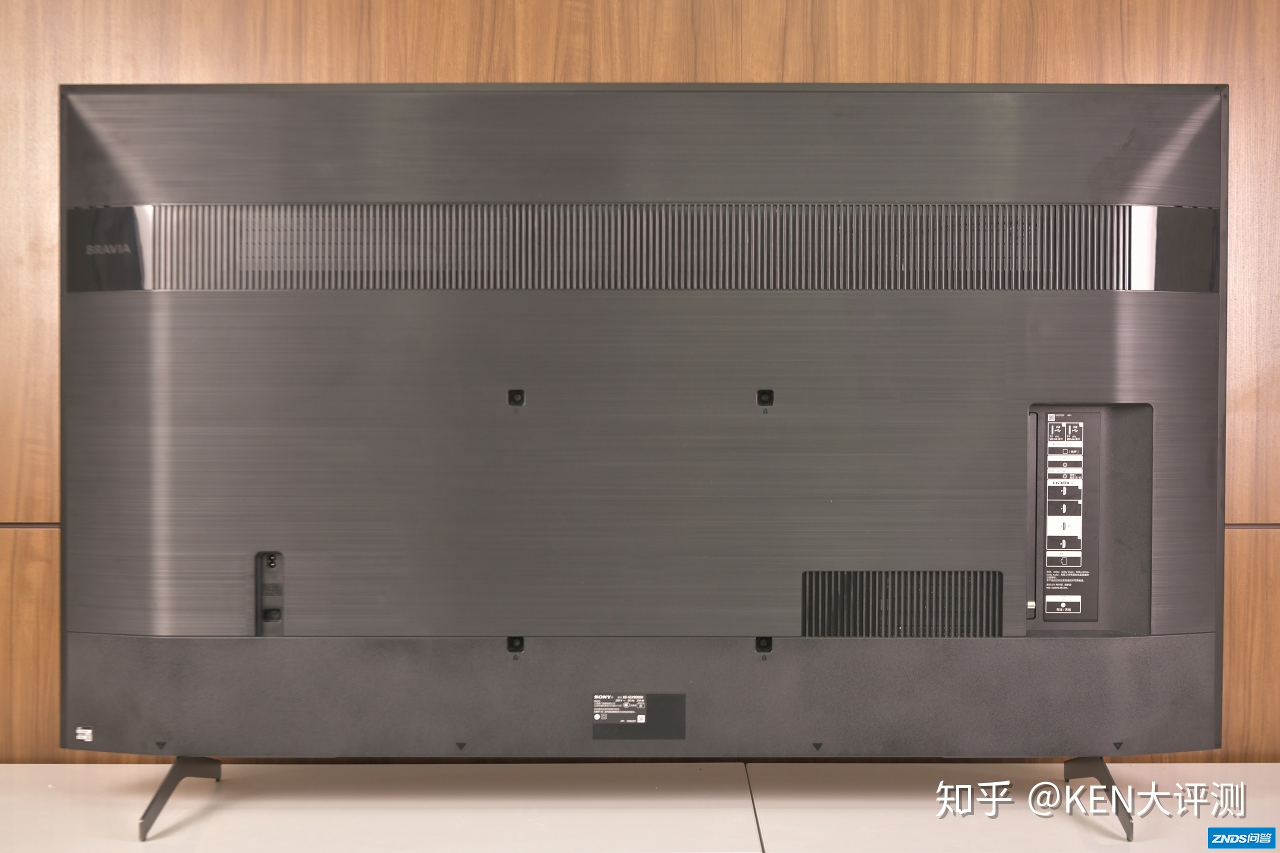 由于没有了x9500h的双底座摆放方式设计,我们可以看到x9000h的屏幕是
