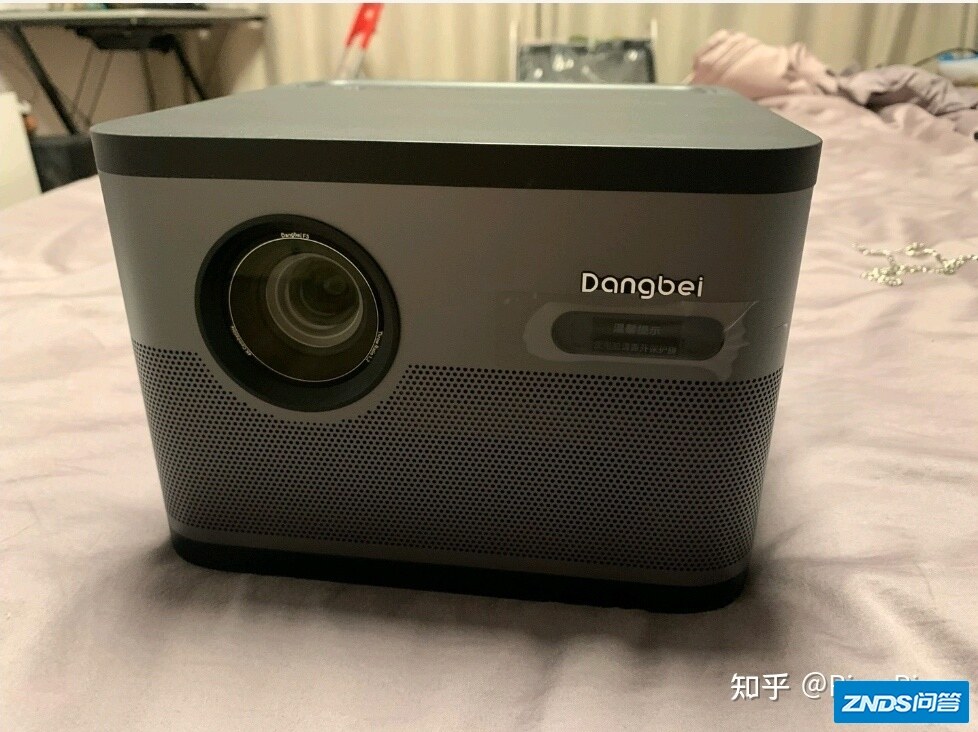 想问一下家用投影仪用一段时间画质会不会变暗，是不是两年后会很卡？