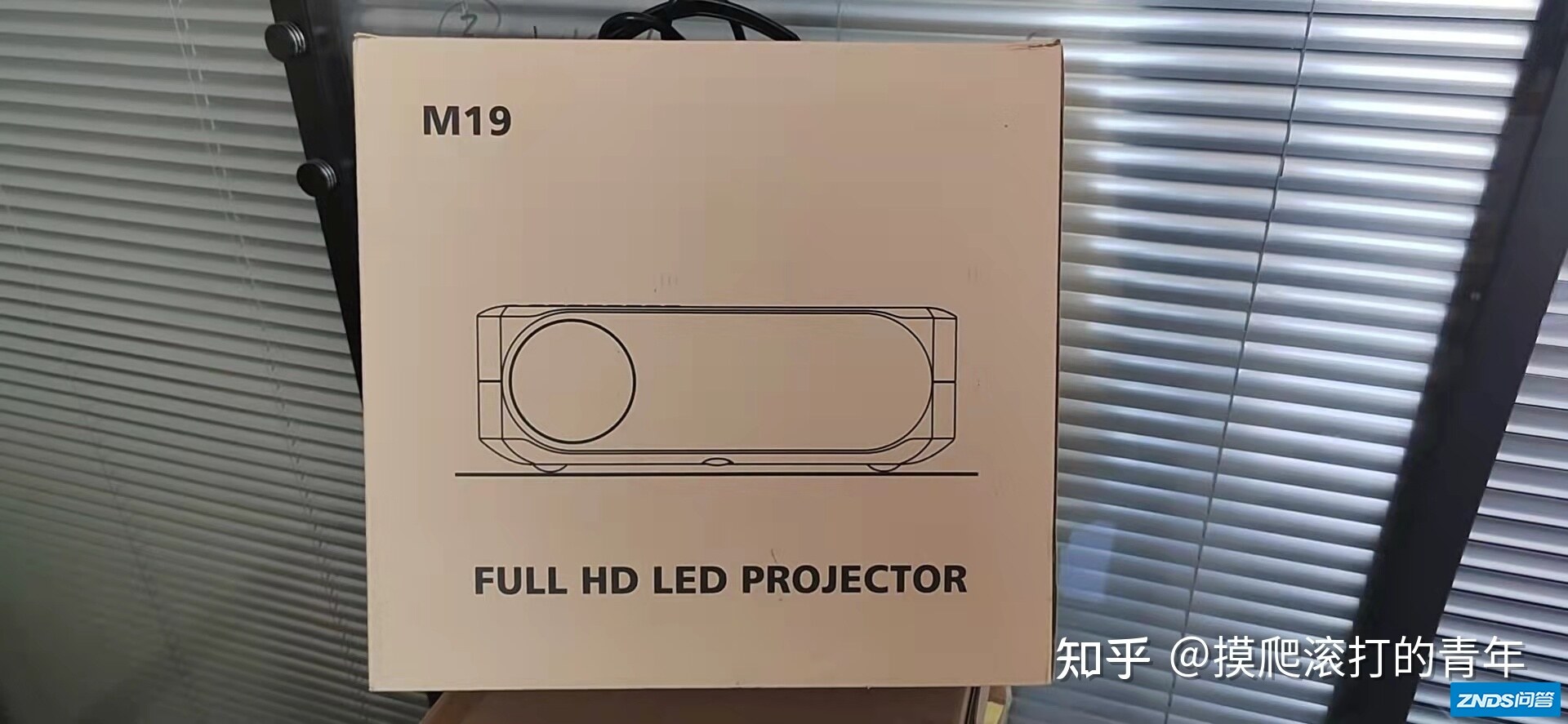 年轻人首选的一款家庭影院家用投影仪-M19-2.jpg