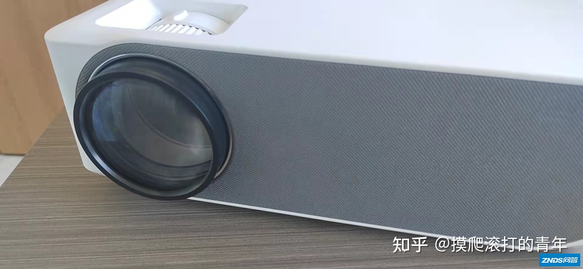 年轻人首选的一款家庭影院家用投影仪-M19-4.jpg