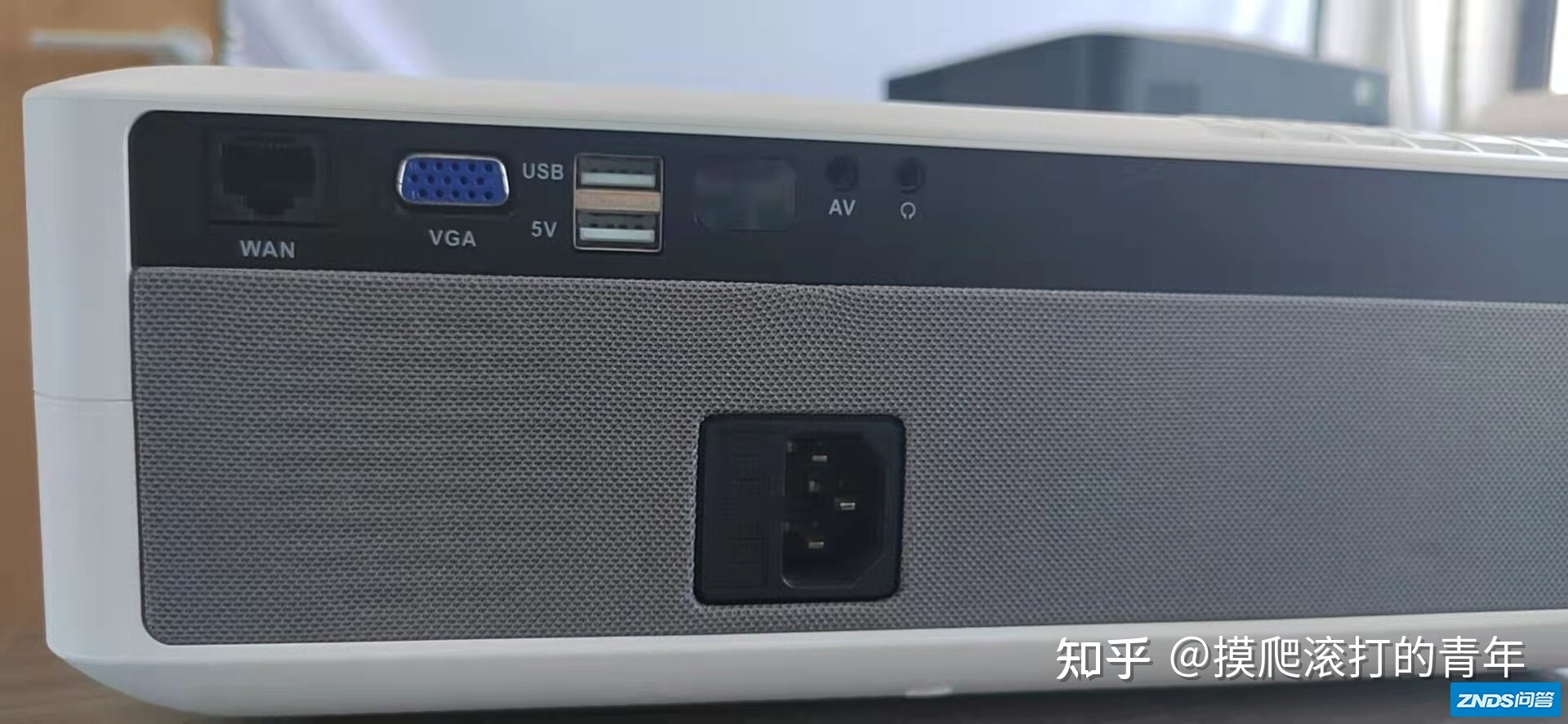 年轻人首选的一款家庭影院家用投影仪-M19-6.jpg