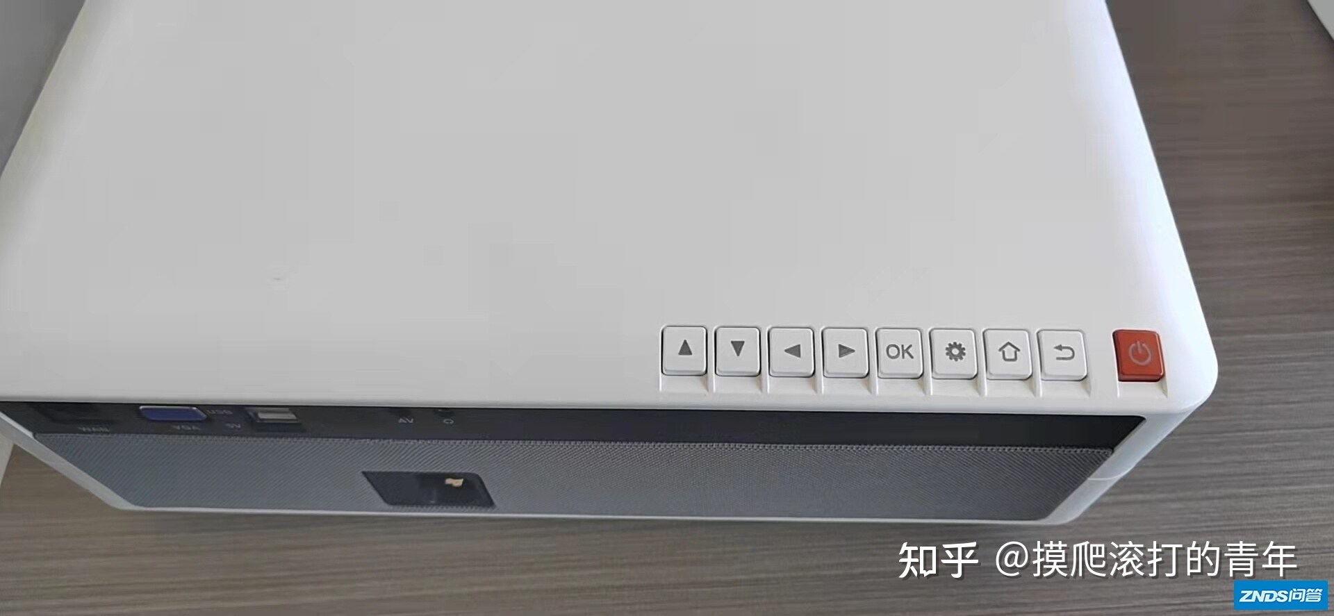 年轻人首选的一款家庭影院家用投影仪-M19-5.jpg