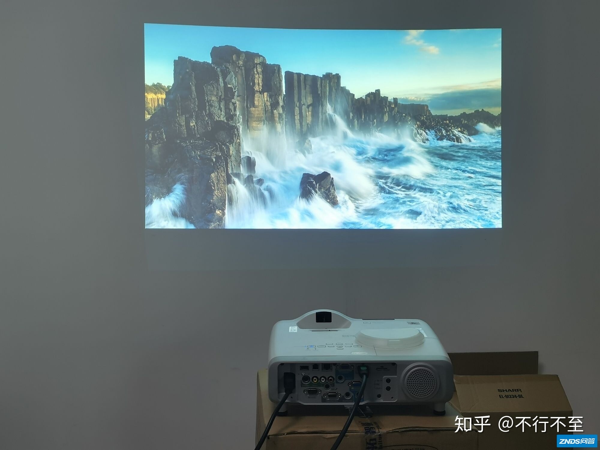 学校教室用的家用投影仪价位一般是多少 ?
