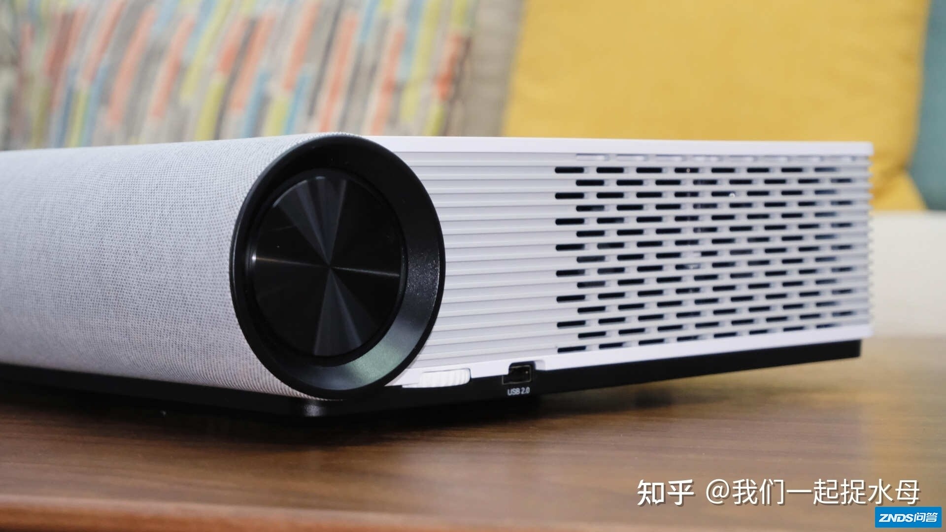 在家装个影片院，贴墙就能投的 优派BK8激光电视机-7.jpg