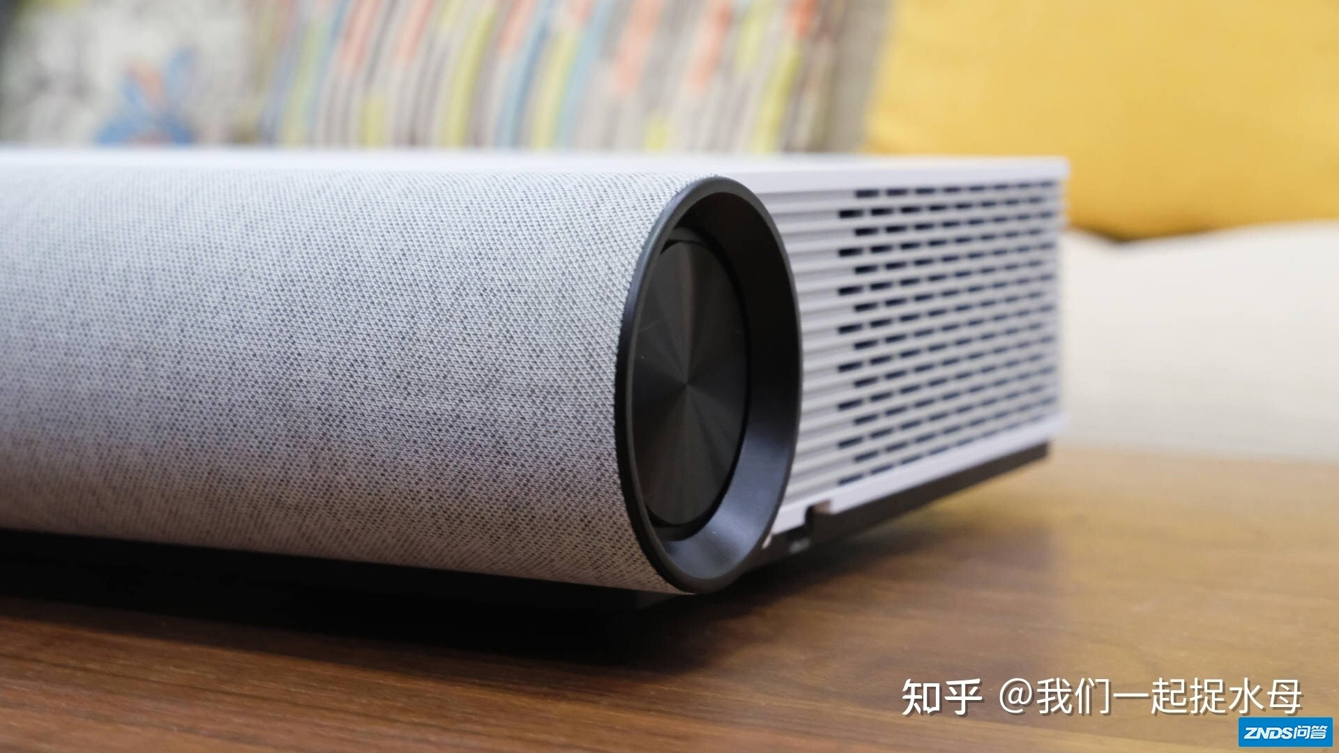 在家装个影片院，贴墙就能投的 优派BK8激光电视机-9.jpg