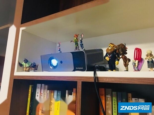 卧房适合装家用投影仪免吊架吸顶家用投影仪吗?