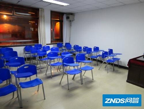 学校教室的投影仪大约多少钱,想买个在家用。